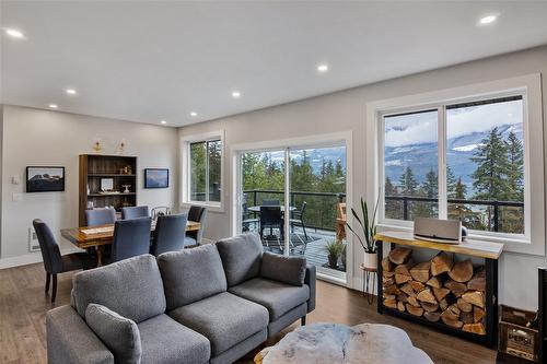 8200 23 Highway, Revelstoke, BC - Indoor Photo Showing Living Room