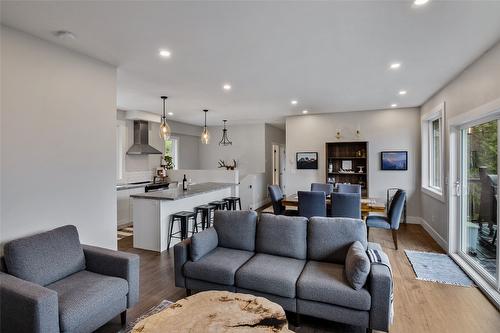 8200 23 Highway, Revelstoke, BC - Indoor Photo Showing Living Room