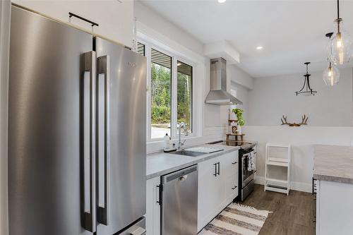 8200 23 Highway, Revelstoke, BC - Indoor Photo Showing Kitchen With Upgraded Kitchen