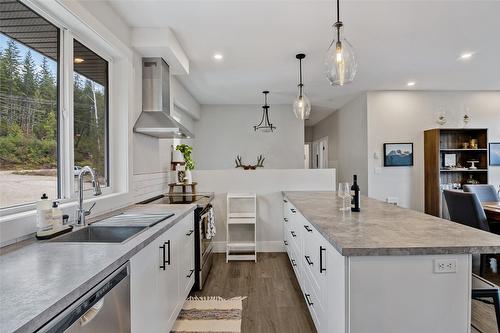 8200 23 Highway, Revelstoke, BC - Indoor Photo Showing Kitchen With Upgraded Kitchen