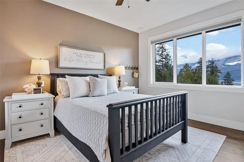 8200 23 Highway, Revelstoke, BC - Indoor Photo Showing Bedroom