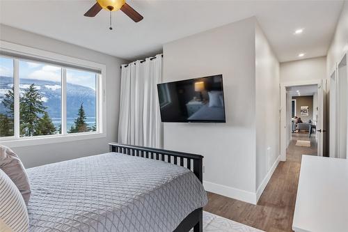 8200 23 Highway, Revelstoke, BC - Indoor Photo Showing Bedroom