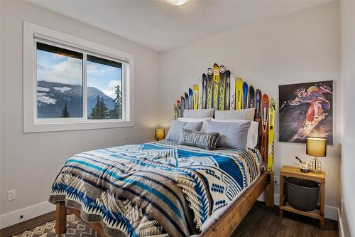 8200 23 Highway, Revelstoke, BC - Indoor Photo Showing Bedroom