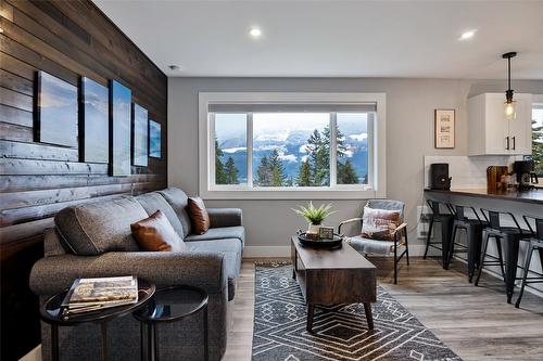 8200 23 Highway, Revelstoke, BC - Indoor Photo Showing Living Room