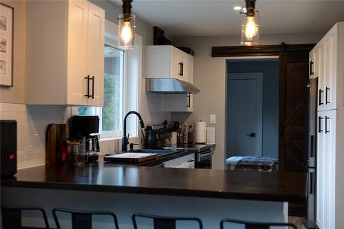 8200 23 Highway, Revelstoke, BC - Indoor Photo Showing Kitchen