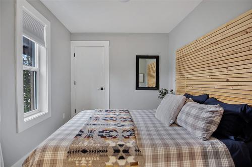 8200 23 Highway, Revelstoke, BC - Indoor Photo Showing Bedroom