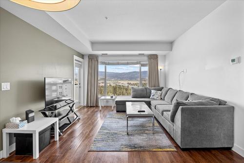 301-975 Academy Way, Kelowna, BC - Indoor Photo Showing Living Room