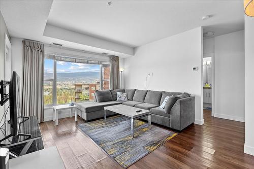 301-975 Academy Way, Kelowna, BC - Indoor Photo Showing Living Room