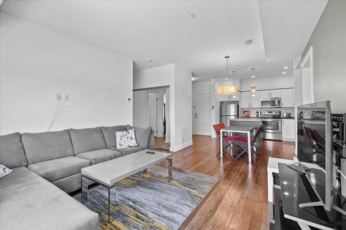 301-975 Academy Way, Kelowna, BC - Indoor Photo Showing Living Room