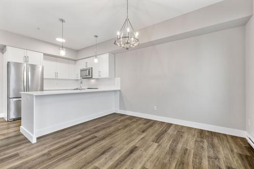 214-3090 Burtch Road, Kelowna, BC - Indoor Photo Showing Kitchen