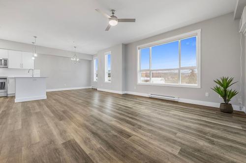 214-3090 Burtch Road, Kelowna, BC - Indoor Photo Showing Kitchen