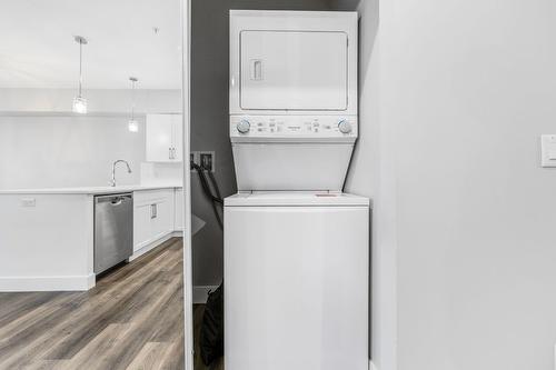 214-3090 Burtch Road, Kelowna, BC - Indoor Photo Showing Laundry Room