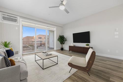 214-3090 Burtch Road, Kelowna, BC - Indoor Photo Showing Living Room