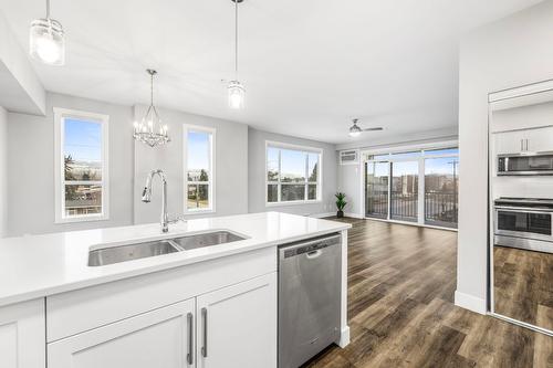 214-3090 Burtch Road, Kelowna, BC - Indoor Photo Showing Kitchen With Double Sink With Upgraded Kitchen