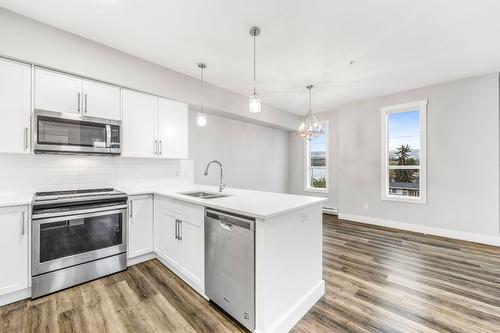 214-3090 Burtch Road, Kelowna, BC - Indoor Photo Showing Kitchen With Upgraded Kitchen