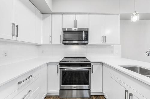 214-3090 Burtch Road, Kelowna, BC - Indoor Photo Showing Kitchen