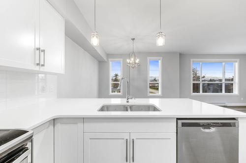 214-3090 Burtch Road, Kelowna, BC - Indoor Photo Showing Kitchen With Double Sink With Upgraded Kitchen