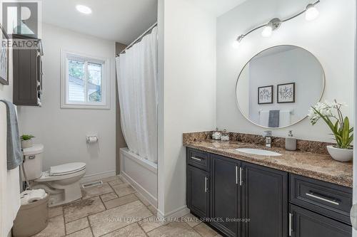 596 Thornwood Avenue, Burlington, ON - Indoor Photo Showing Bathroom