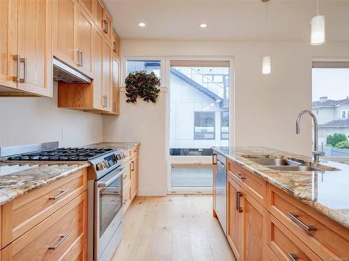 7-9667B First St, Sidney, BC - Indoor Photo Showing Kitchen With Double Sink With Upgraded Kitchen