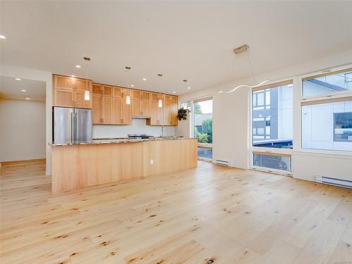 7-9667B First St, Sidney, BC - Indoor Photo Showing Kitchen