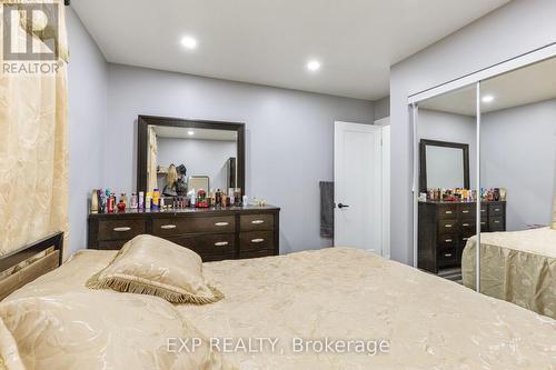 96 Gainsborough Road, Hamilton, ON - Indoor Photo Showing Bedroom