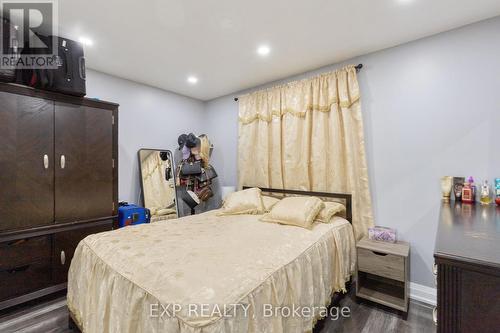 96 Gainsborough Road, Hamilton, ON - Indoor Photo Showing Bedroom