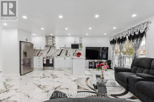 96 Gainsborough Road, Hamilton, ON - Indoor Photo Showing Living Room