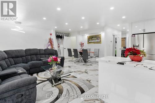 96 Gainsborough Road, Hamilton, ON - Indoor Photo Showing Living Room