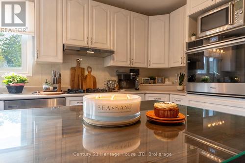 163 Camrose Avenue, Welland (773 - Lincoln/Crowland), ON - Indoor Photo Showing Kitchen