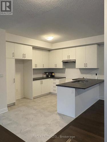 1398 Courtleigh Trail, Oakville, ON - Indoor Photo Showing Kitchen