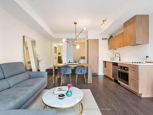 204-508 Wellington St W, Toronto, ON - Indoor Photo Showing Living Room