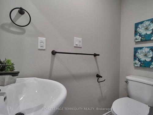 122 Olive Ave, Oshawa, ON - Indoor Photo Showing Bathroom