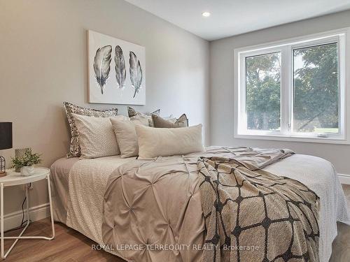 122 Olive Ave, Oshawa, ON - Indoor Photo Showing Bedroom