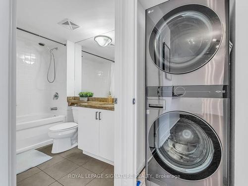 1701-231 Fort York Blvd, Toronto, ON - Indoor Photo Showing Laundry Room