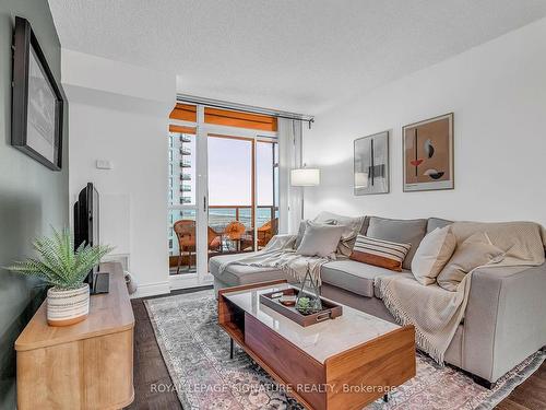 1701-231 Fort York Blvd, Toronto, ON - Indoor Photo Showing Living Room