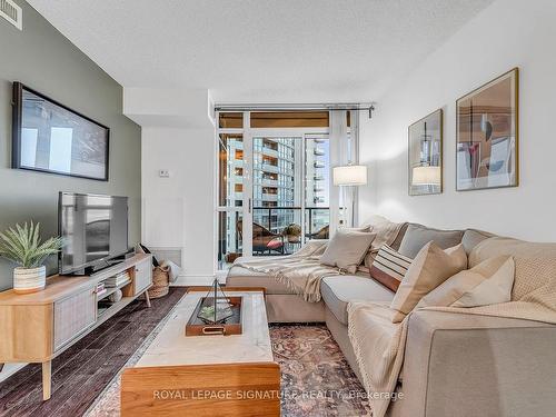 1701-231 Fort York Blvd, Toronto, ON - Indoor Photo Showing Living Room