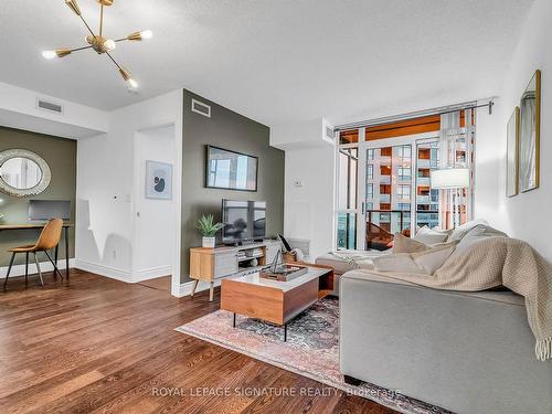 1701-231 Fort York Blvd, Toronto, ON - Indoor Photo Showing Living Room