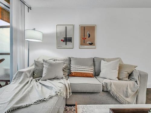 1701-231 Fort York Blvd, Toronto, ON - Indoor Photo Showing Living Room