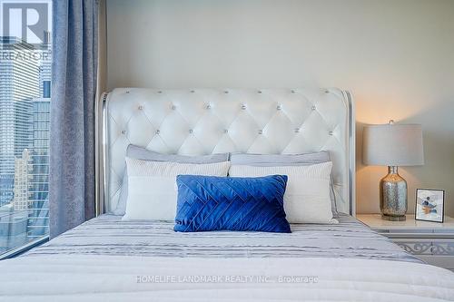 2109 - 18 Yorkville Avenue, Toronto, ON - Indoor Photo Showing Bedroom