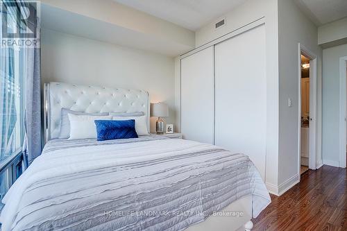 2109 - 18 Yorkville Avenue, Toronto, ON - Indoor Photo Showing Bedroom