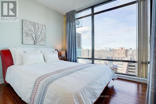 2109 - 18 Yorkville Avenue, Toronto, ON - Indoor Photo Showing Bedroom