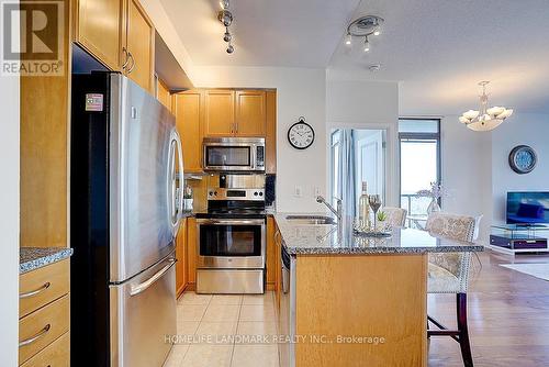 2109 - 18 Yorkville Avenue, Toronto, ON - Indoor Photo Showing Kitchen