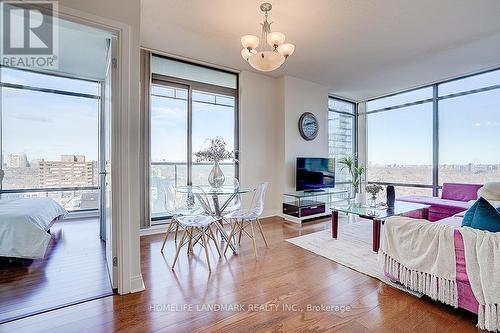 2109 - 18 Yorkville Avenue, Toronto, ON - Indoor Photo Showing Living Room