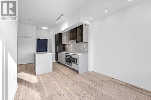 Lph23 - 395 Dundas Street W, Oakville, ON - Indoor Photo Showing Kitchen