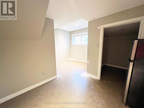 33 Cumming Drive, Barrie, ON - Indoor Photo Showing Other Room