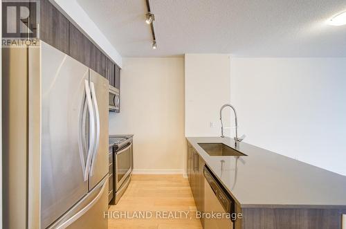 1609 - 4011 Brickstone Mews, Mississauga, ON - Indoor Photo Showing Kitchen