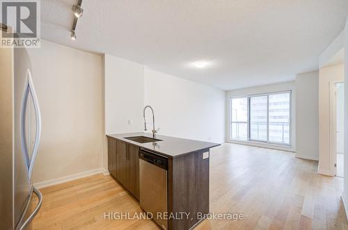 1609 - 4011 Brickstone Mews, Mississauga, ON - Indoor Photo Showing Kitchen