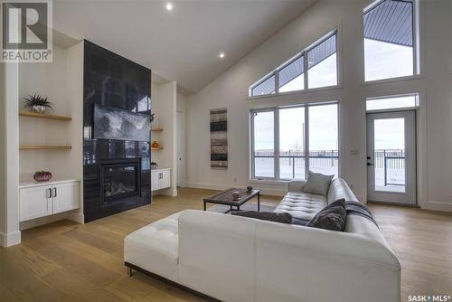 323 Woolf Bay, Saskatoon, SK - Indoor Photo Showing Living Room