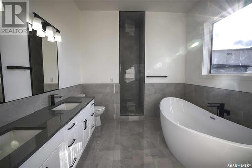 323 Woolf Bay, Saskatoon, SK - Indoor Photo Showing Bathroom