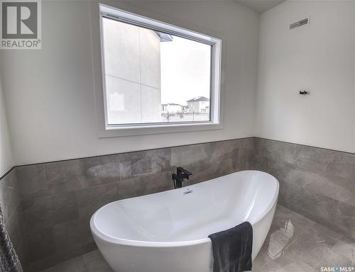 323 Woolf Bay, Saskatoon, SK - Indoor Photo Showing Bathroom